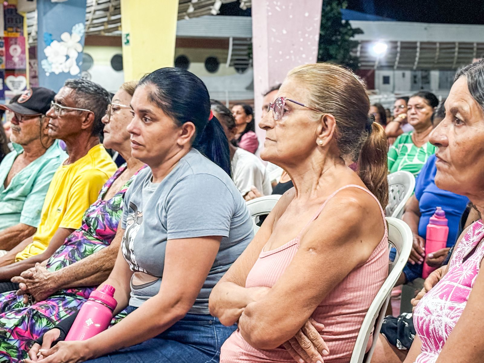 pessoas sentadas num auditório